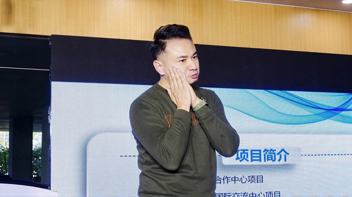 卢苇.jpg